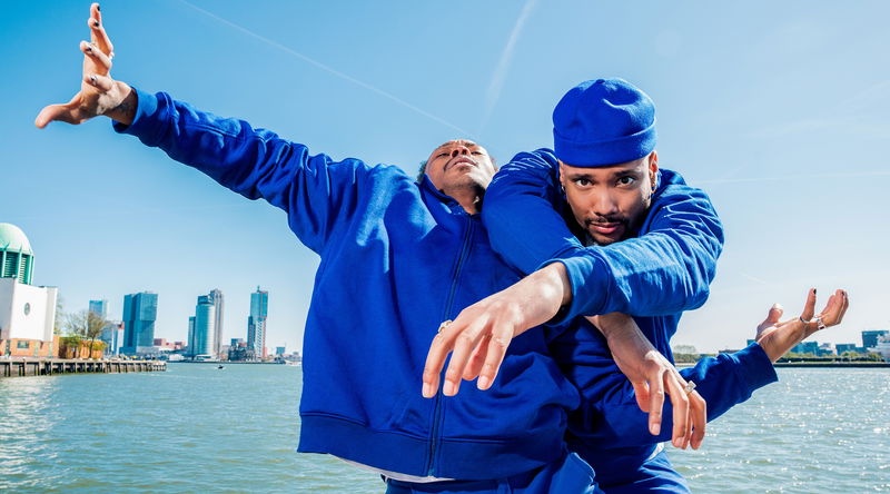 BLUE door Hilde Harshagen Twee mannen met blauwe kleding
