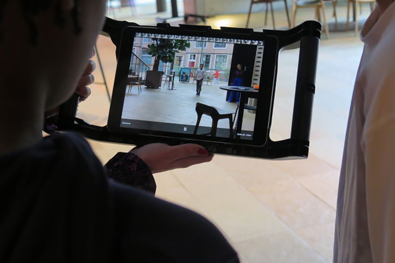 Filmworkshop door Rebecca Smit kinderen kijken naar IPad