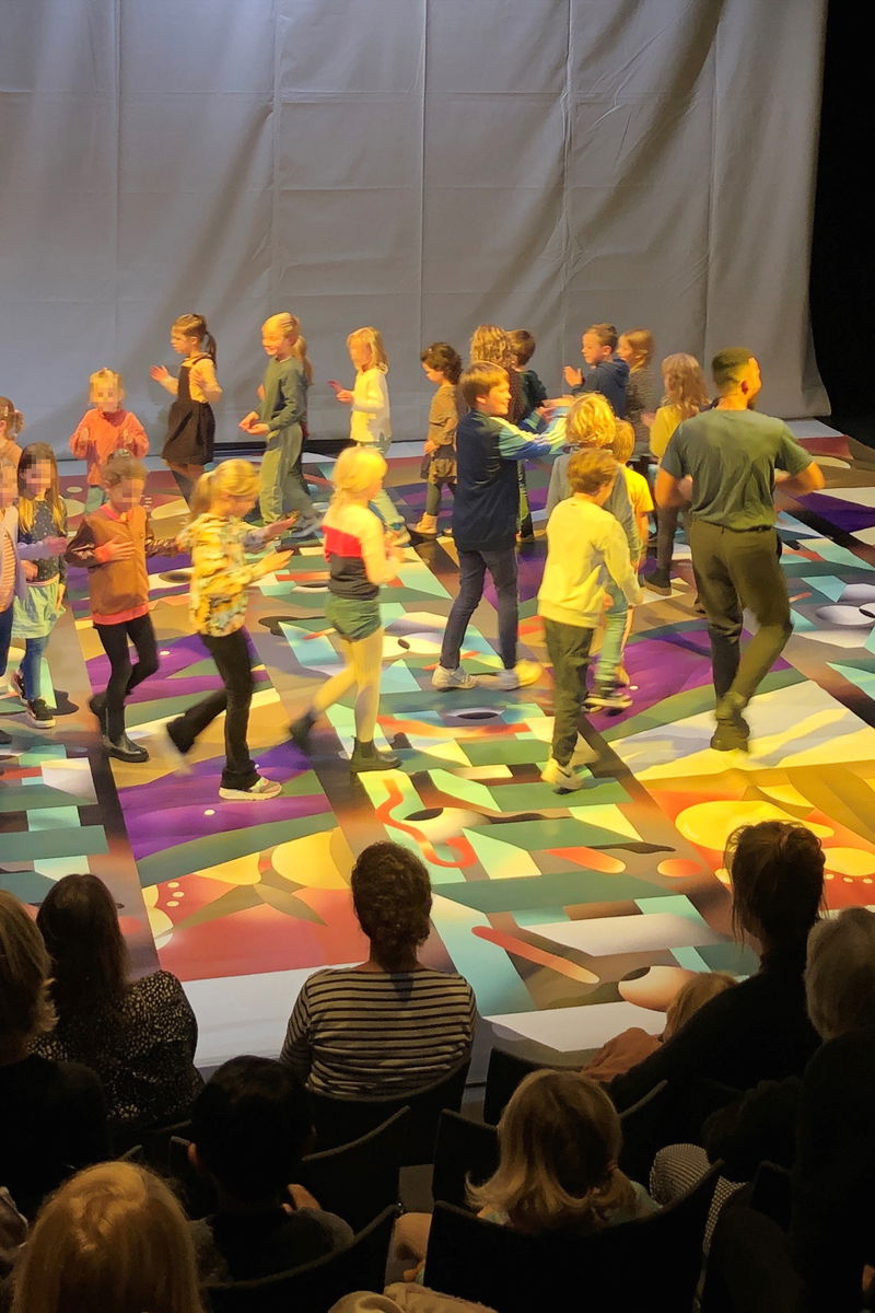 Kinderen aan het dansen op het Schuur podium Geef deze herfstvakantie een toegift