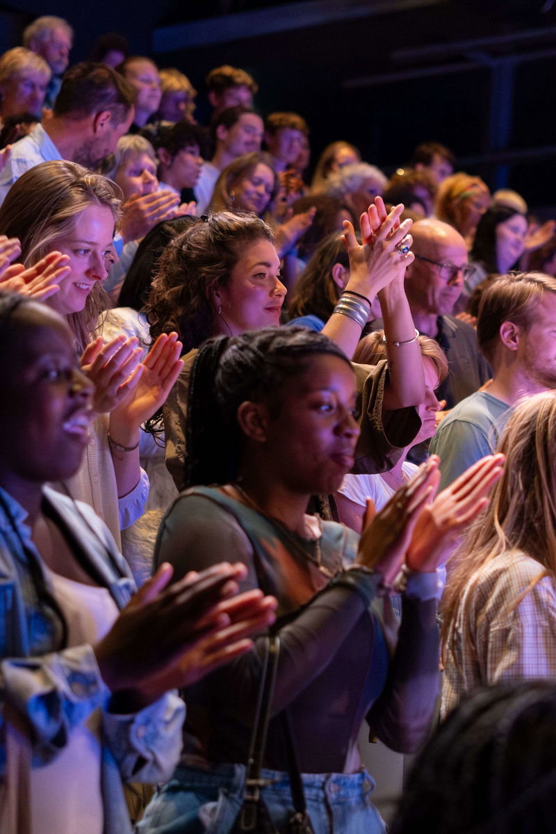 Applaus bij theatervoorstelling Ik zeg toch sorry door Yaseer Choudry Openingsweekend