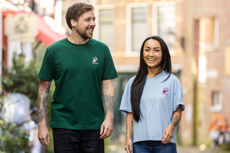 Schuur shirts door Photogenick Twee mensen lopen in pittoresk steegje