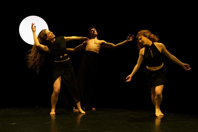 Theatervoorstelling Yellow Horizon foto door Loet Koreman Drie mensen dansend op het podium voor een rond licht