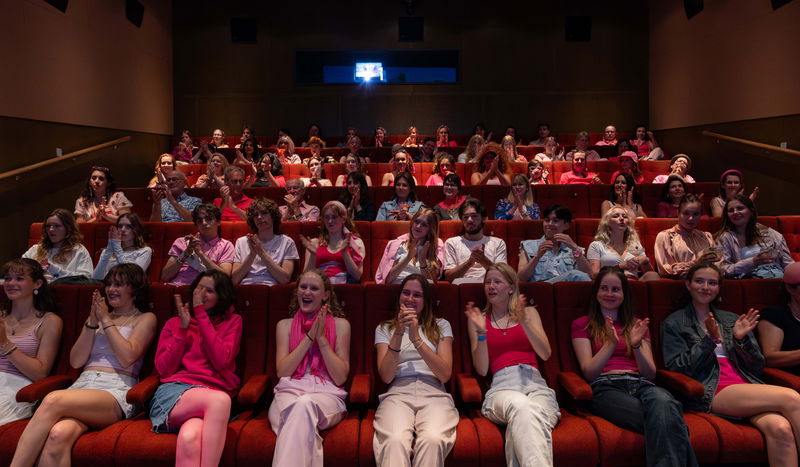 Jongeren in filmzaal