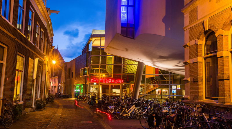 Foto van gebouw in avond