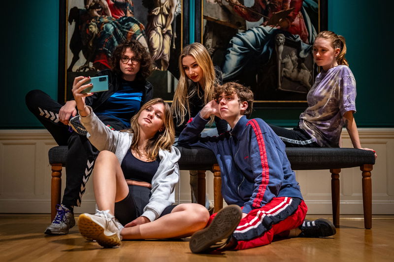 Schuurjongeren Groep jongeren kijkt naar telefoon