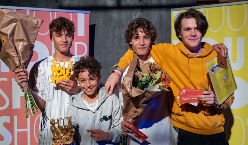 Jongens met prijzen in handen