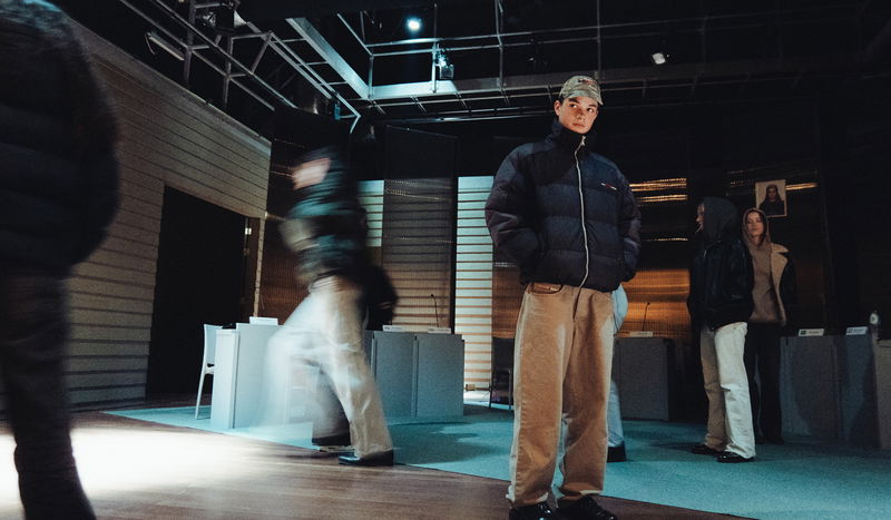 Jongen met donkere kleding op podium