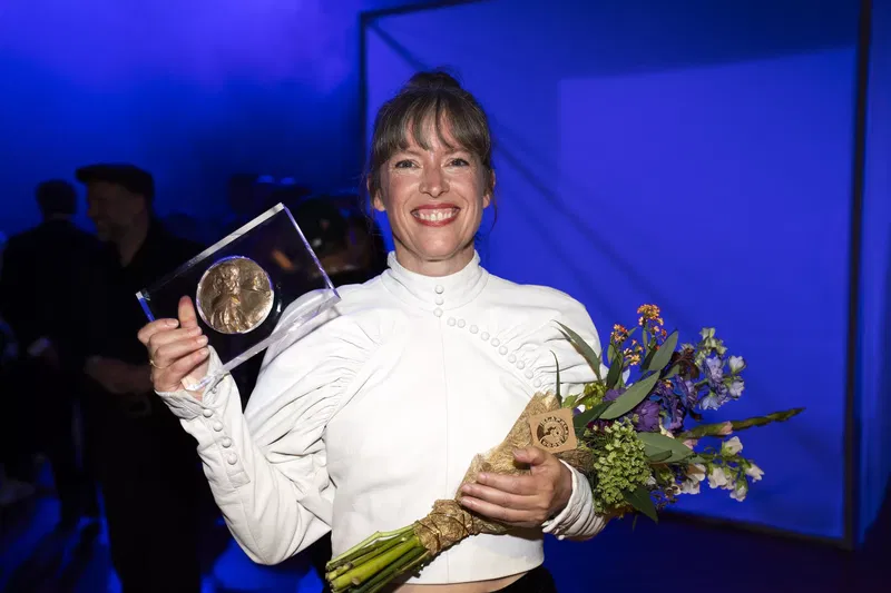 Maria Kraakman door Nichon Glerum Vrouw lacht in camera