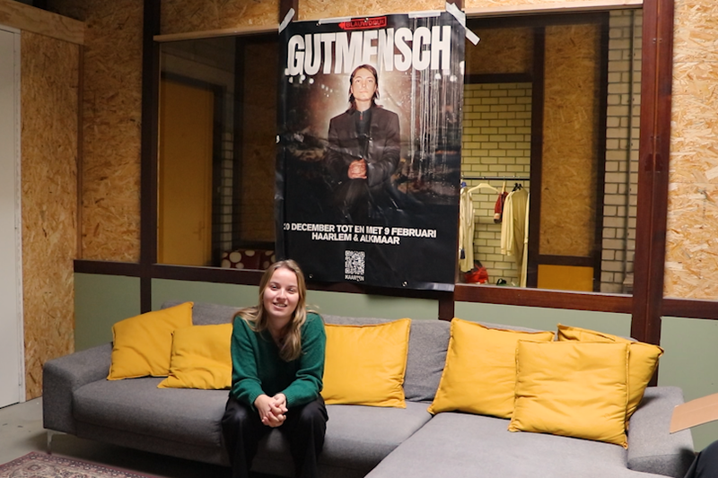 GUTMENSCH door Marit Meisner persoon op bank met gele kussens