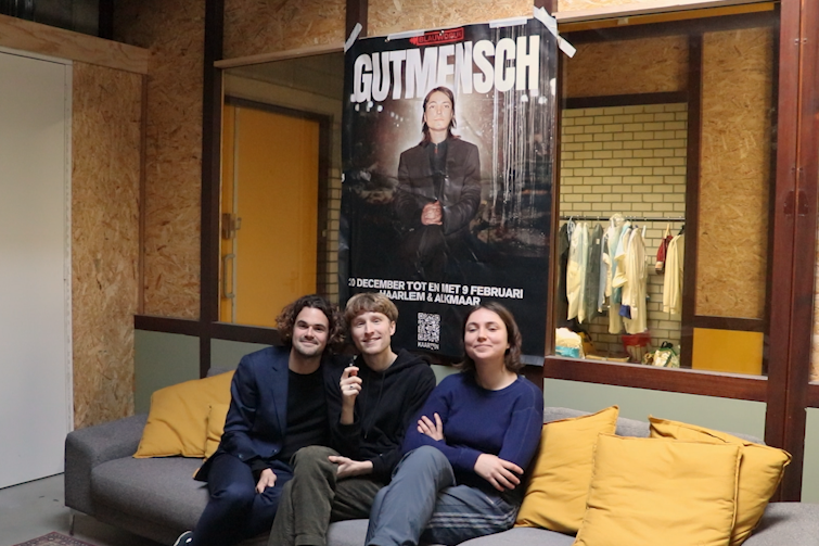 GUTMENSCH door Marit Meisner drie mensen op bank voor poster
