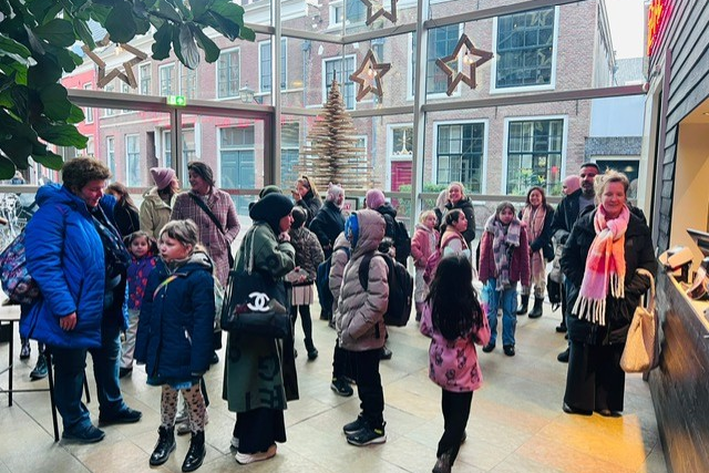 WijHeemstede groep mensen in lichte ruimte