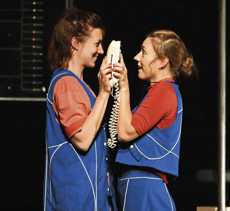 FOON door Jonas Vermeulen twee vrouwen houden telefoon vast