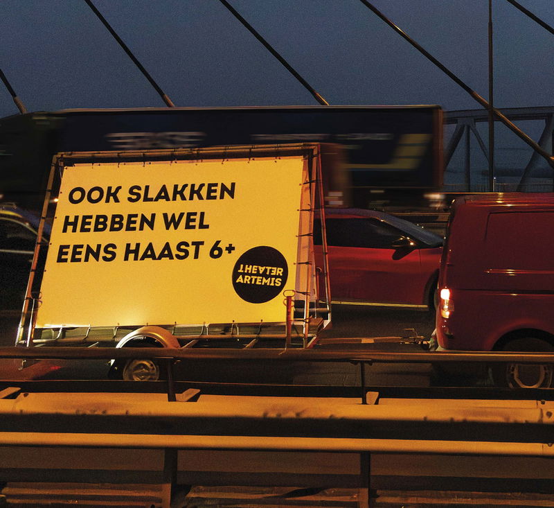 Henk Claassen rood busje met een aanhanger erachter met de titel van de voorstelling erop