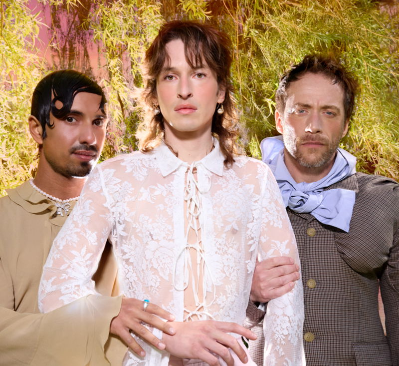 Pride & prejudice door Elza Jo Drie mensen poseren voor gekleurde achtergrond