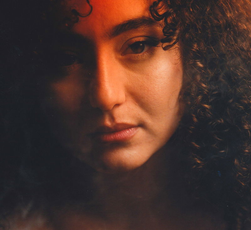 HEDDA Close-up van vrouw met oranje gloed