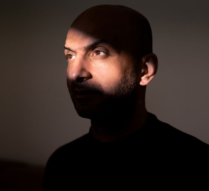 First man door Ruby Cruden Portret van man met lichtstrook op gezicht