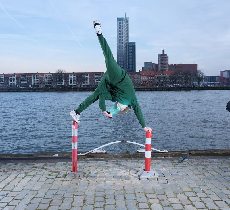Double tap trap door Bouba Dola jongen maakt balancerend op 2 paaltjes een foto