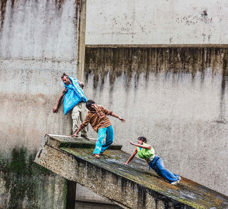 A Story of Displacement door Panama Pictures mensen verliezen evenwicht op scheve muur