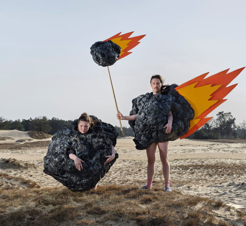 Lonneke van der Palen twee mensen als meteoor verkleed