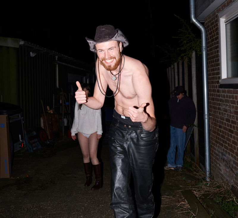 On smoke and airconditioning door Lonneke van der Palen man met leren broek en cowboy hoed