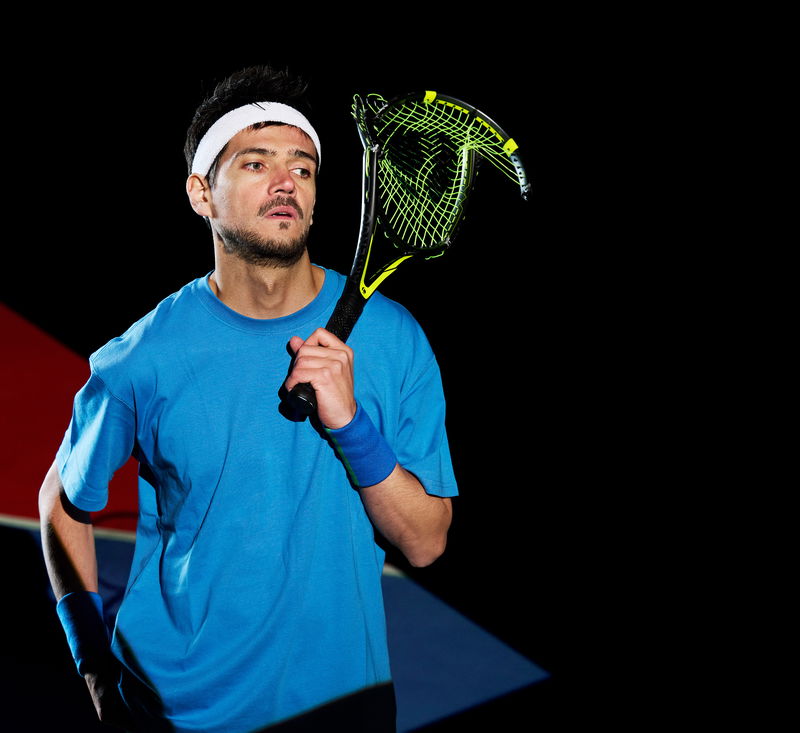 man met kapot tennisracket