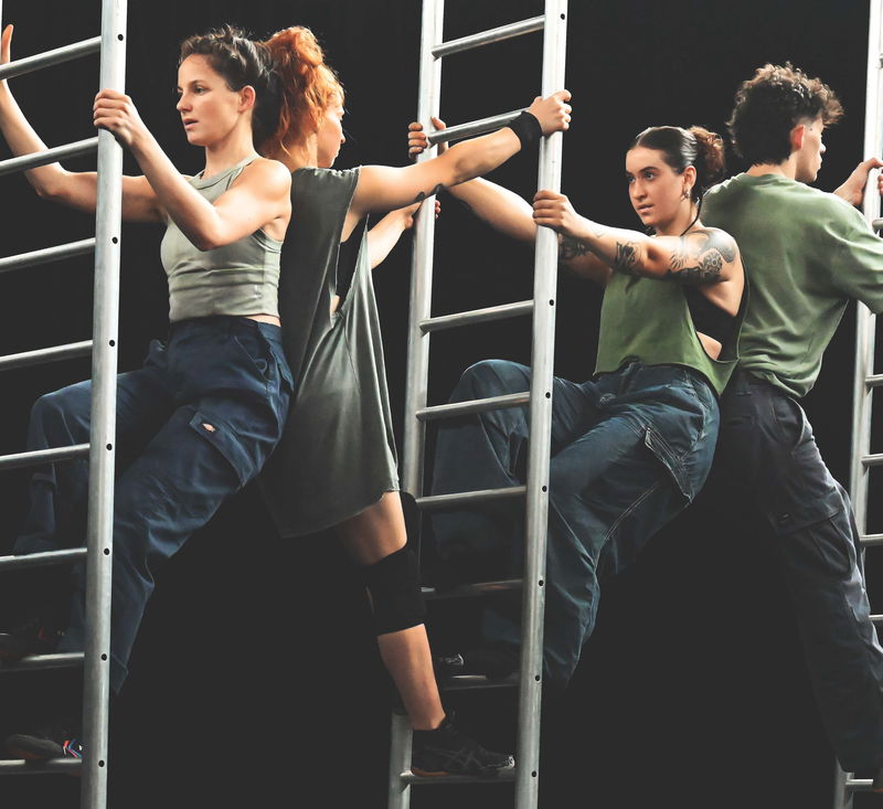 Beyond door Jonas Vermeulen Vier mensen op ladders