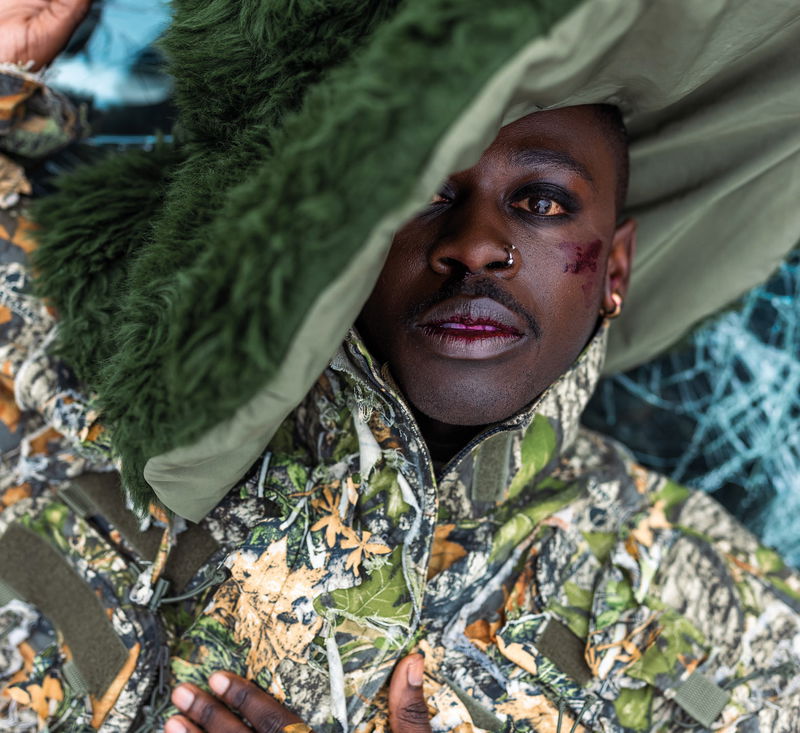 FAREWELL door Ahmet Polat & Ricardo van Lagterop man met groene kleding en bloed op wang