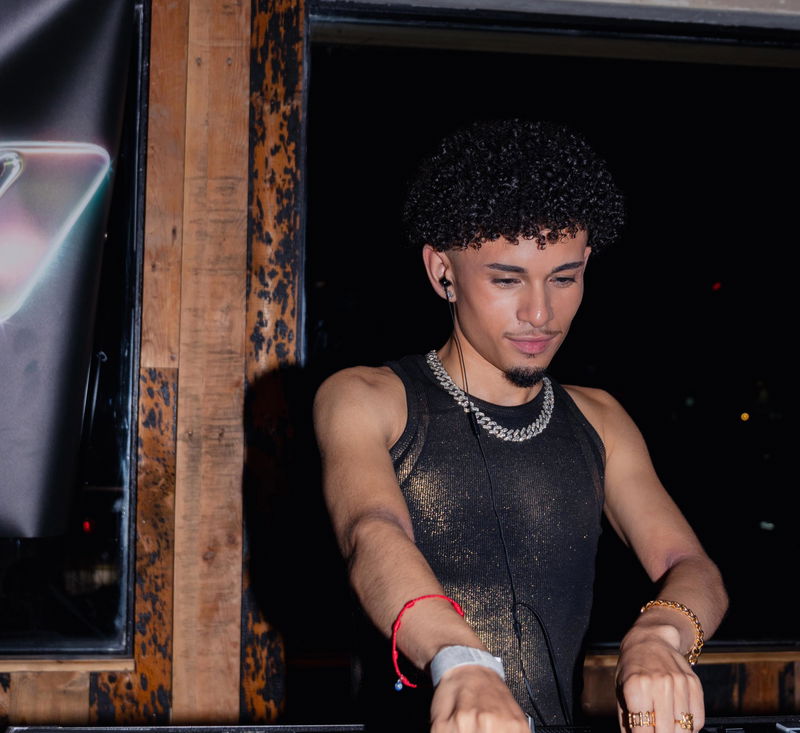 Doorgedraaid Schuurcafe Frandy Perez DJ draait op draaitafel