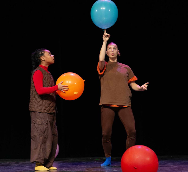 Balaballona door Froukje Klop twee mensen met grote ballonnen